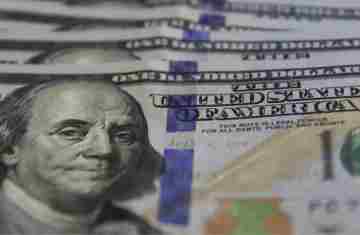 Dólar sobe e petróleo dispara com ataque militar ao Irã; entenda